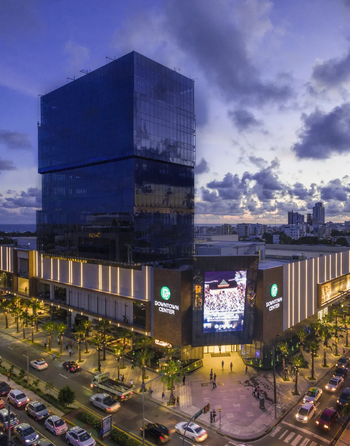 Fachada de Downtown Center al atardecer, en la Núñez de Cáceres esquina Rómulo Betancourt